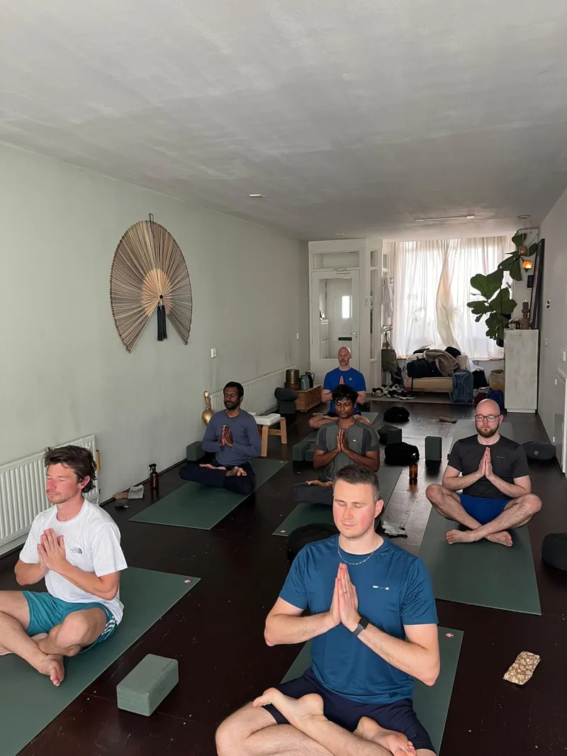 Collega’s doen samen yoga
