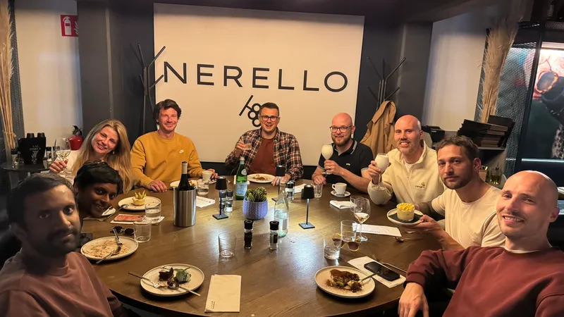 YourFlowers samen aan tafel bij een teamdiner