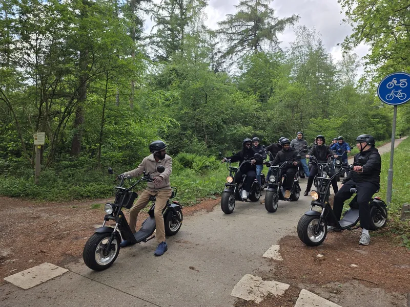 YourFlowers op elektrische scooters tijdens een teamuitje